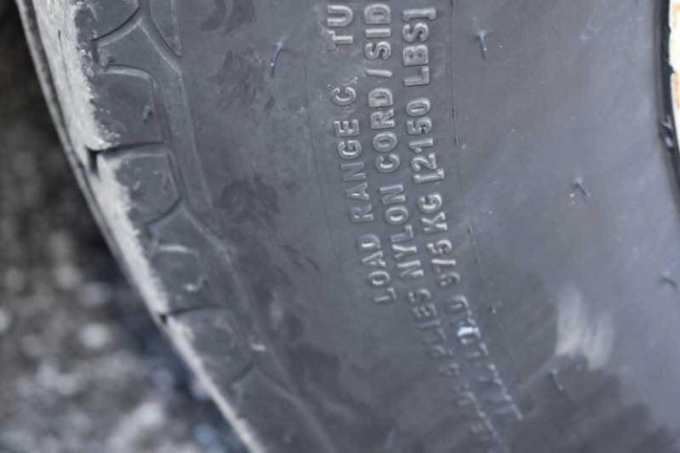 2002 Logan Coach 3 Horse Trailer – Steel, Dressing Room – Close-up detail of the tire tread and load rating information