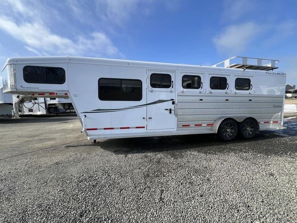 2020 Trails West Sierra 4 Horse Gooseneck – Comfort Package – White gooseneck horse trailer side view with black wheels and roof rack