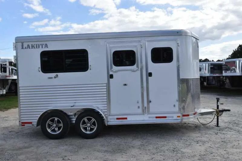 2018 Lakota 2HBPST 2 Horse Trailer – Dressing Room – Side profile of the trailer with all doors closed