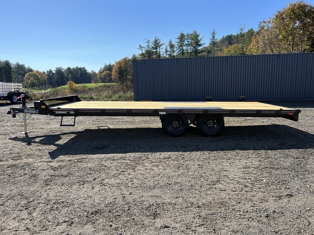 2024 Diamond C 20 ft Deckover – Slide-In Ramps – Side profile view of the trailer against a blue sky background