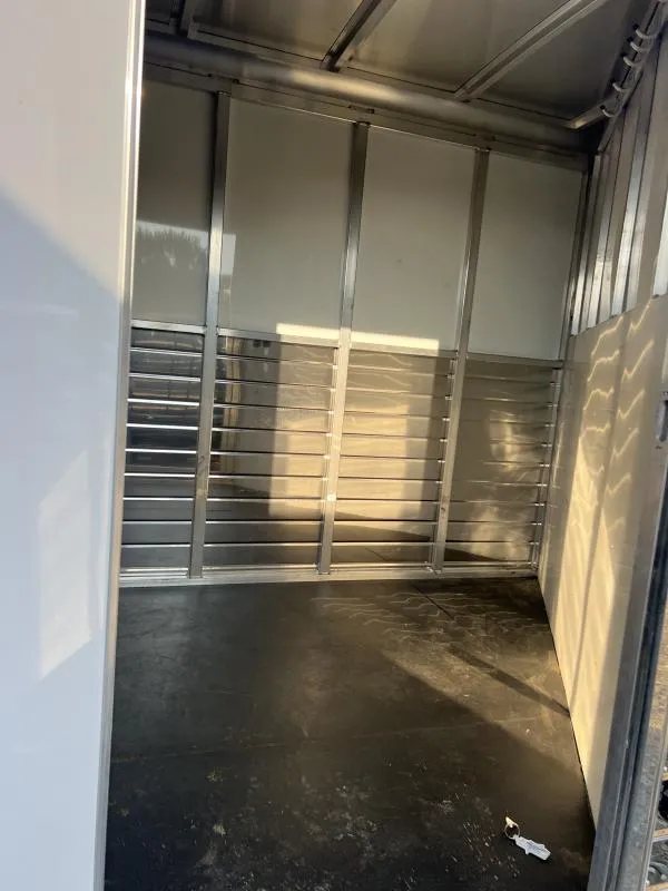 2022 Sundowner 3 Horse Gooseneck – Slant Load – Interior view of the front dressing room with white walls and rubber floor