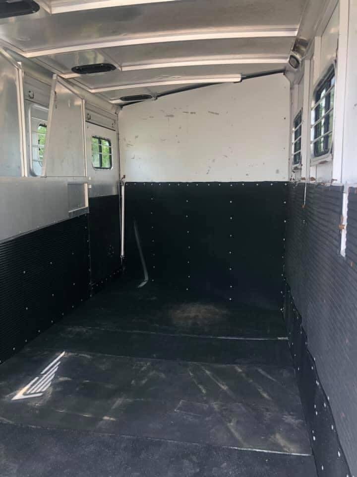 1998 Sundowner 3 Horse Slant Trailer – Dressing Room – Wide view of the empty horse stall area with padded walls