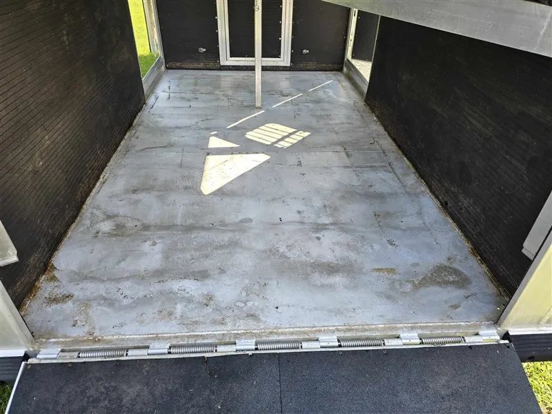 2000 C&C 2 Horse Gooseneck Trailer – Aluminum, Dressing Room – View of the aluminum floor inside the horse area with rubber wall mats