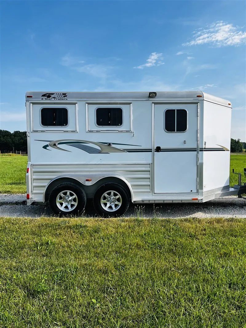 2015 4 Star 2 Horse Bumper Pull – Slant Load, Rear Tack – Side profile of the horse trailer showing the entry door and wheels