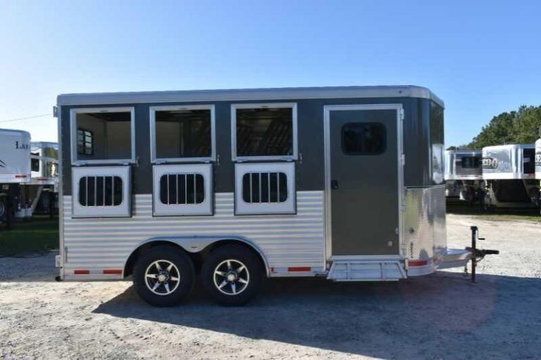 2018 Lakota 83HBPSL 3 Horse Trailer – Aluminum – Full side view of the curb side of the horse trailer