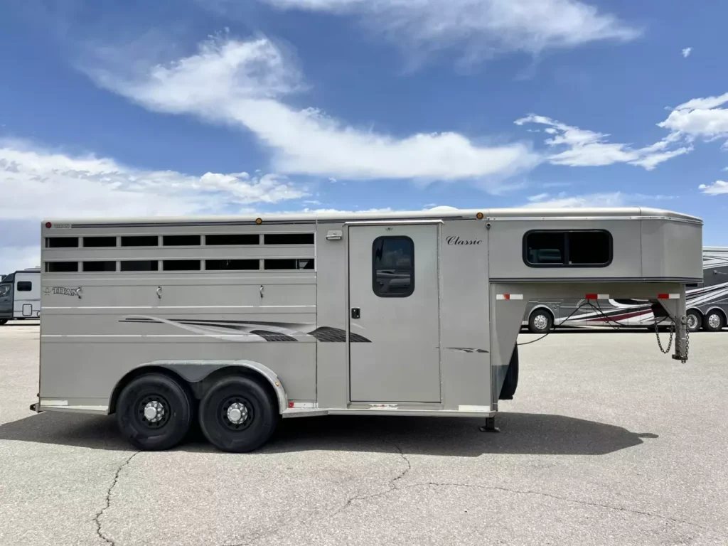 2001 Titan 3 Horse Gooseneck Trailer – Steel, Dressing Room – Side profile of the horse trailer showing the wheels and side door