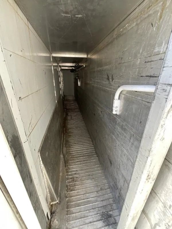 2005 Jamco 4 Horse Gooseneck Trailer – Blue, Air Suspension – Narrow interior storage walkway with aluminum flooring