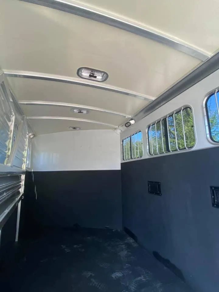 2011 Cimarron 3 Horse Bumper Pull – Insulated Roof – Interior horse area showing walls and ceiling vents