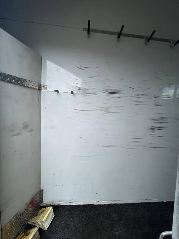 2000 Morgan Built 3 Horse Trailer – Bumper Pull – Close up of the white interior wall showing multiple scratches and marks