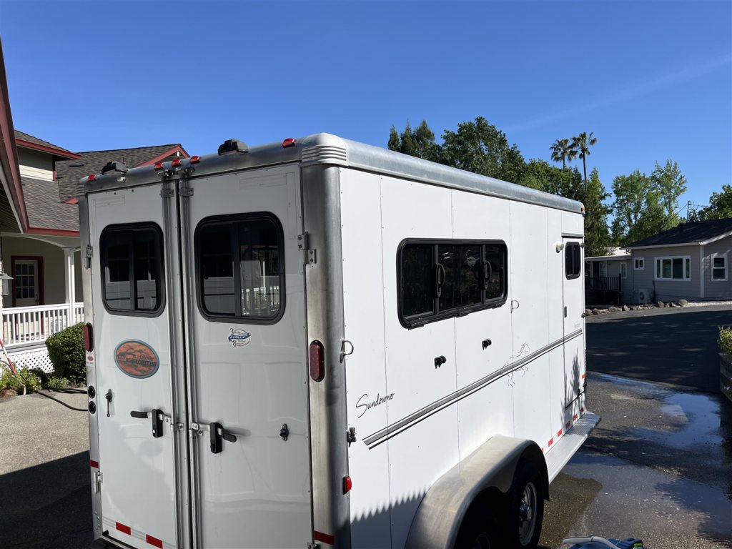 2013 Sundowner Sportsman 3 Horse Trailer – Extra-Large Tack Room – Rear view of the white horse trailer showing double doors and rear lights