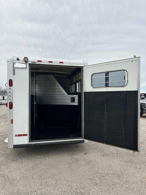 2004 Hart 3 Horse Gooseneck Trailer – Weekender Living Quarters – The rear door of the trailer is open revealing the horse stalls