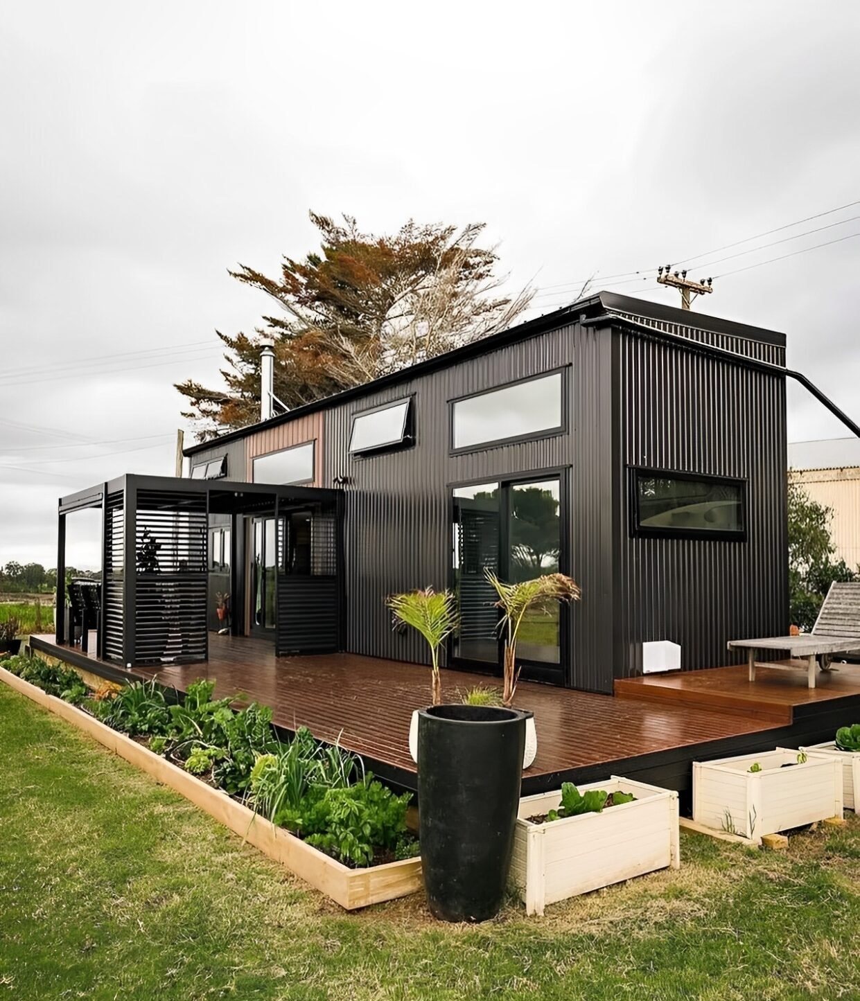40ft Prefab Container Home – Loft & Covered Deck – Luxury 40ft prefab container house with easy-folding sandwich panels — 40ft — new in new condition (2)