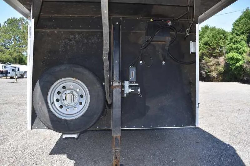 2014 Sundowner 2 Horse Gooseneck Trailer – Electric Jack – Underneath the gooseneck showing the spare tire and hitch assembly