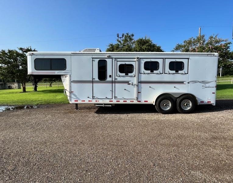 2004 Sundowner 3 Horse Trailer – Weekender Living Quarters – Full side view of the white trailer against a clear blue sky background