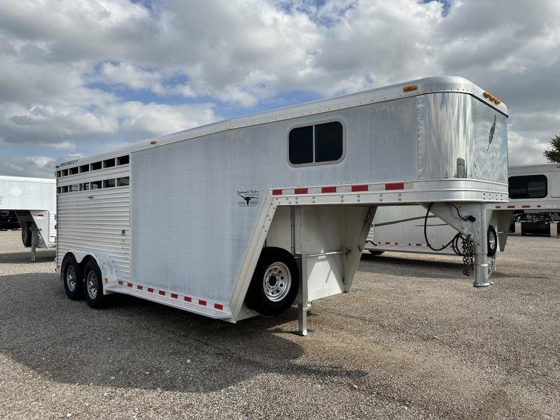 2000 Featherlite 3 Horse Gooseneck – Dressing Room – A three-quarter exterior view of a silver gooseneck horse trailer showing the front and side
