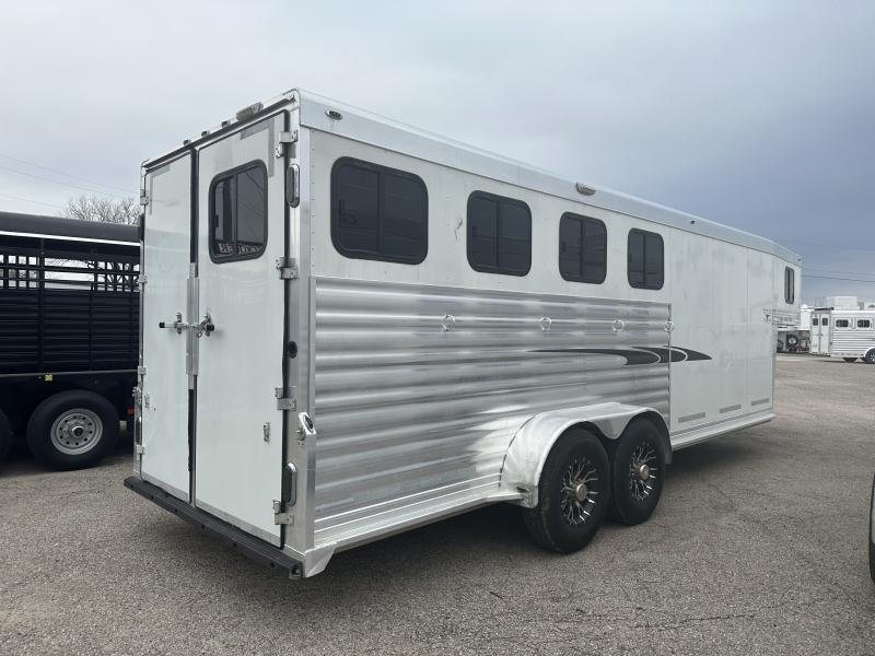 2004 Cherokee Trailers 4-Horse Gooseneck – Rear Tack – Rear three-quarter view from the passenger side showing the double doors and wheels