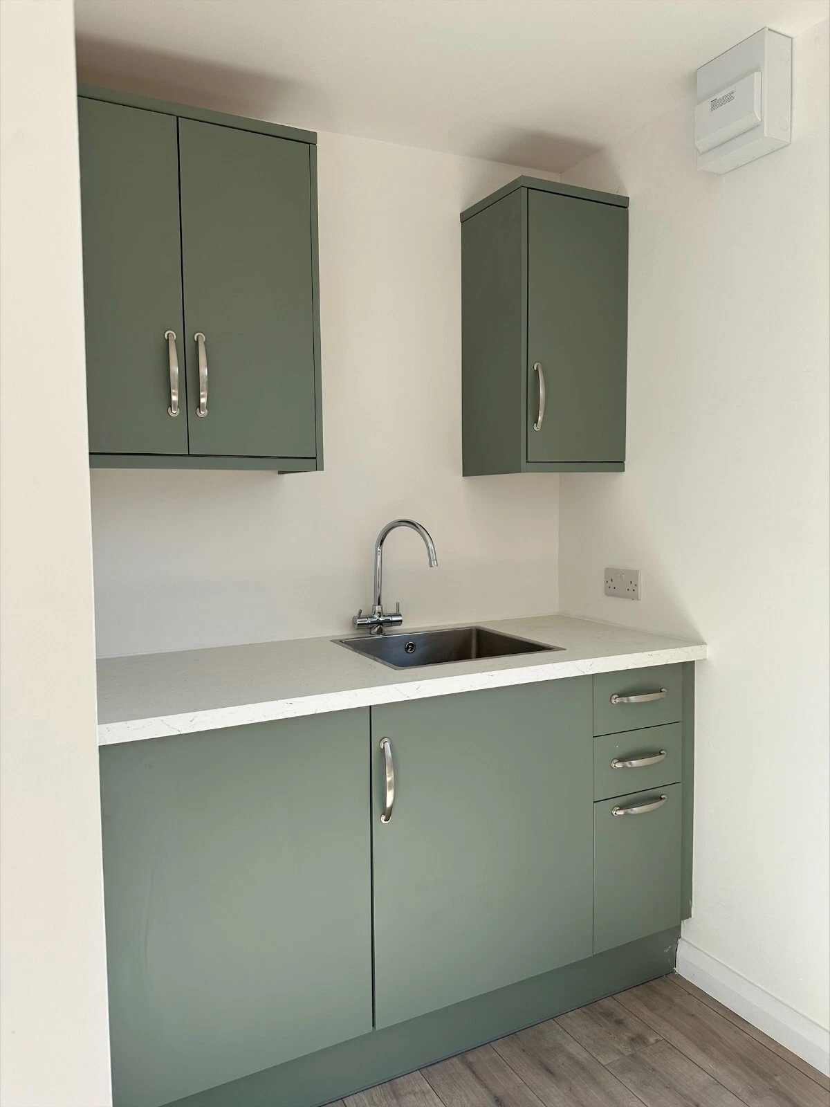 7.5m Modular Office – Kitchenette and Private Bathroom – Compact kitchenette with green cabinets and stainless steel sink