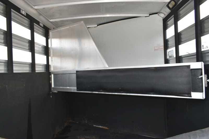 2005 Sundowner 2 Horse Trailer – Sunlite Straight Load – Interior horse area showing the aluminum divider and rubber lined walls