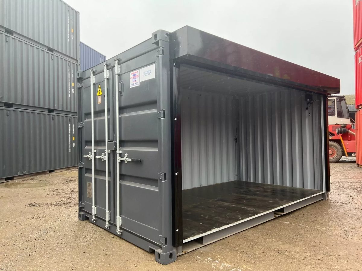 20ft One-Trip Shipping Container – Electric Roll-Up Side Door – three-quarter exterior with raised side shutter and closed cargo doors
