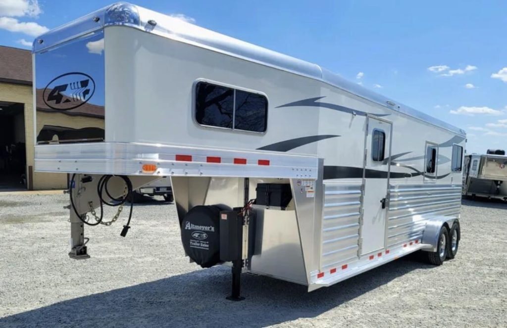 2023 4 Star 23 ft Horse Trailer – 2+1 Gooseneck – A three-quarter exterior view of a white gooseneck horse trailer from the front