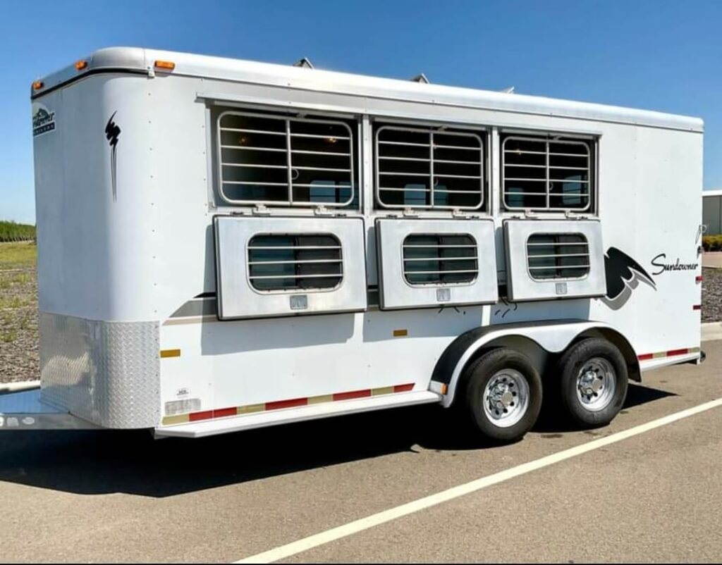 1999 Sundowner 3 Horse Trailer – Removable Rear Tack – Driver side exterior of the trailer with drop-down windows in open position