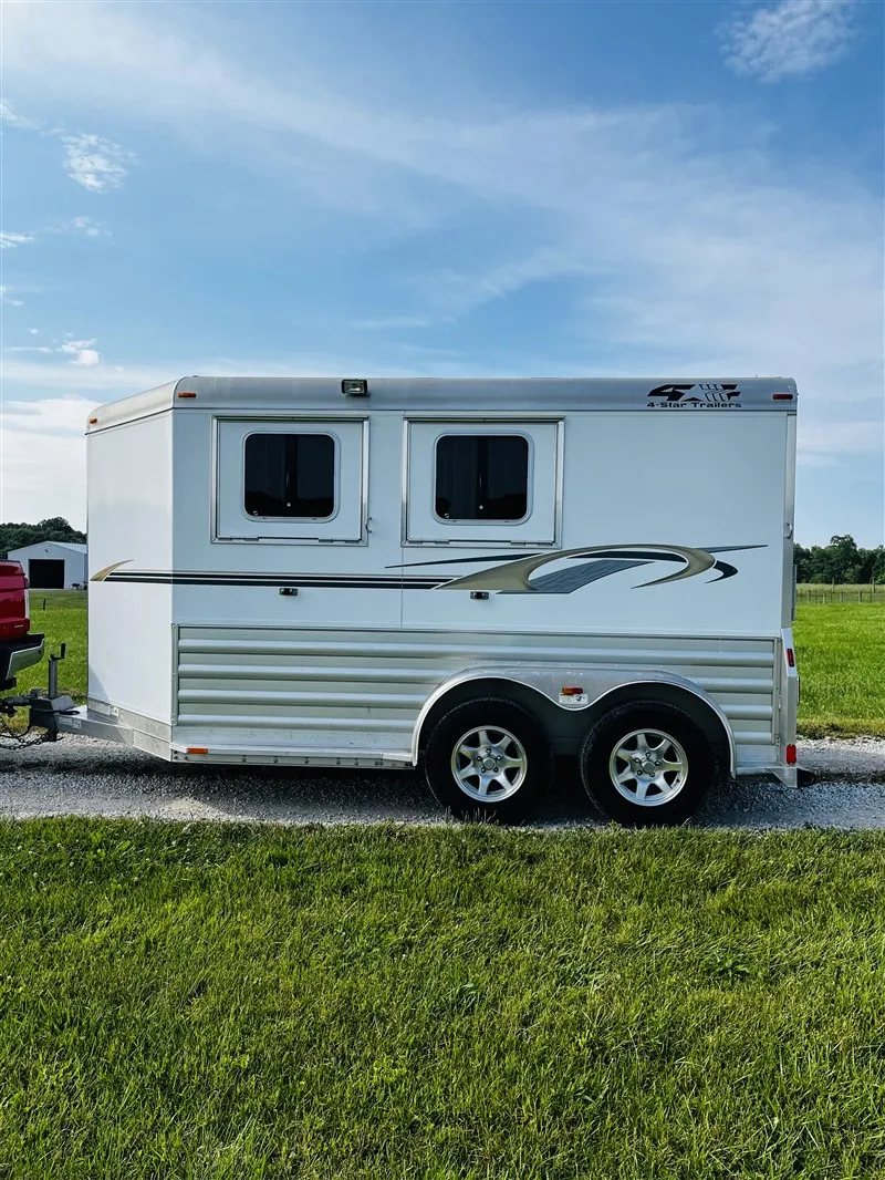 2015 4 Star 2 Horse Bumper Pull – Slant Load, Rear Tack – Clean side profile shot of the horse trailer on a sunny day
