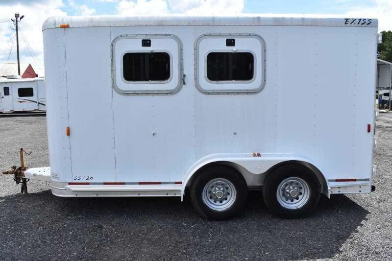 2002 Exiss SS20 2 Horse Trailer – Walk-Through Dressing Room – Full length side view of the white horse trailer showing dual axles