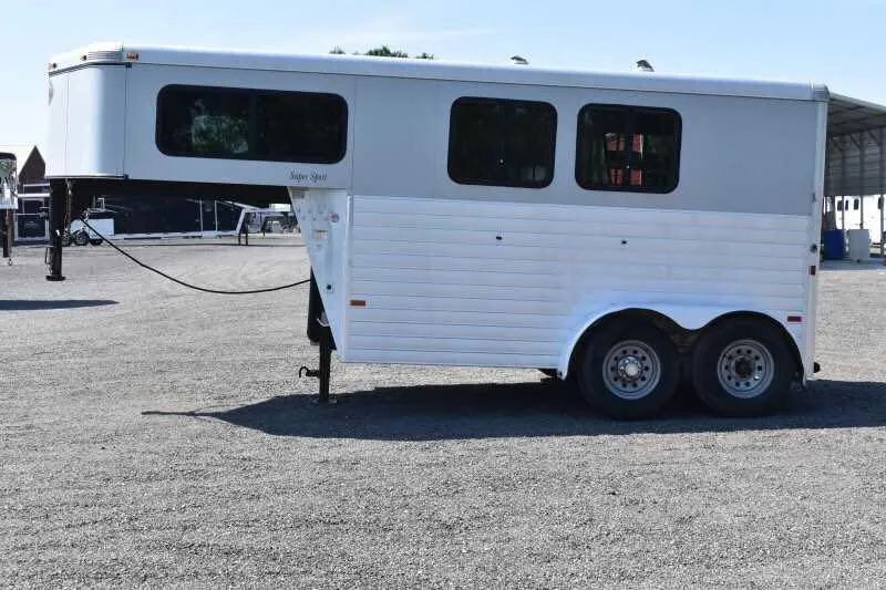 2014 Sundowner 2 Horse Gooseneck Trailer – Electric Jack – Profile shot of the driver side of the silver horse trailer