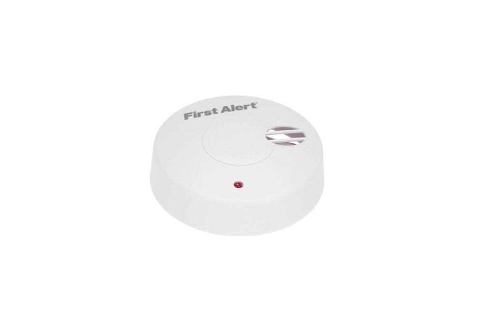 Battery-Operated Smoke Alarm – Independent Cabin Protection – A white circular battery operated smoke alarm with a red indicator light on a white background
