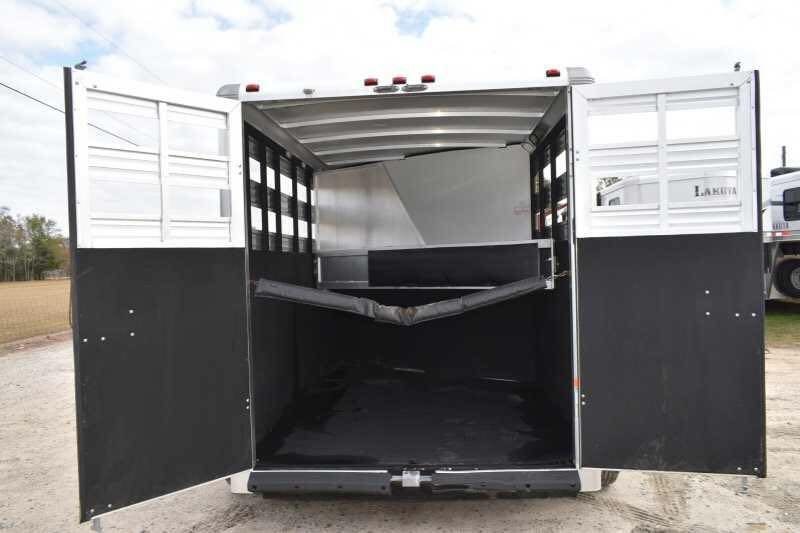 2005 Sundowner 2 Horse Trailer – Sunlite Straight Load – Looking inside the rear of the trailer with doors open and divider