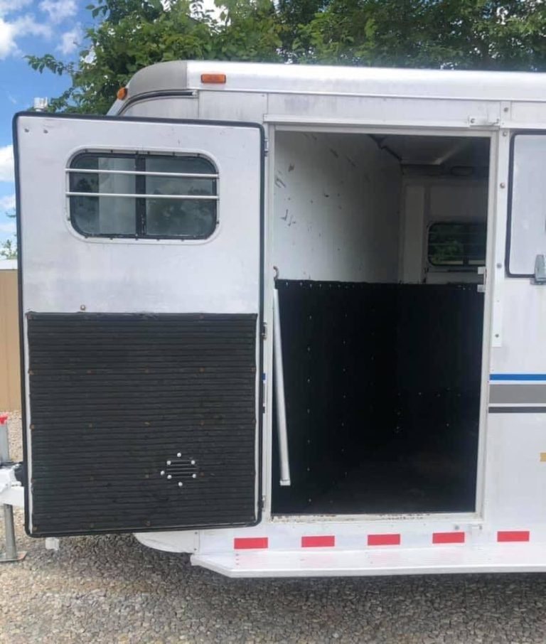 1998 Sundowner 3 Horse Slant Trailer – Dressing Room – Open entry door leading into the interior of the horse trailer