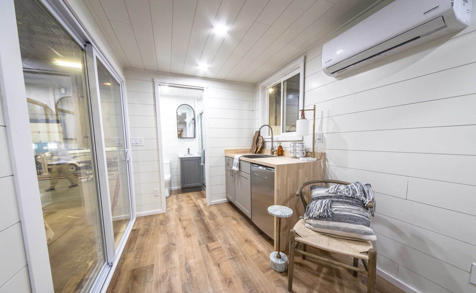 20ft Ezra Container Home – Open Layout, Full Bath – 20FT Ezra Modern Container Home | Turnkey Tiny House | Portable Prefab Container Home — 20ft — new in new condition (5)