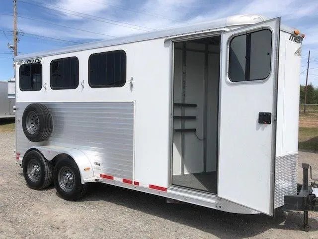 2010 Merhow 3 Horse Bumper Pull Trailer – Rear Ramp – White trailer side with open dressing room door and mounted spare tire