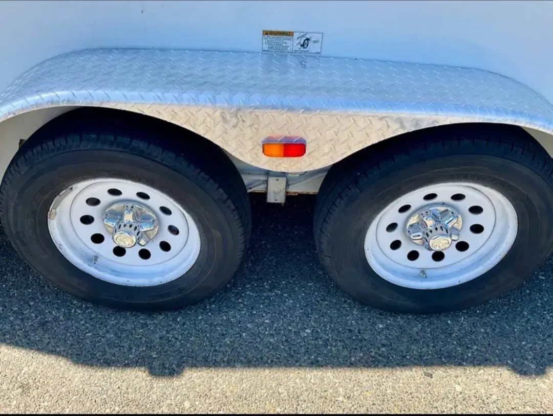2007 Circle J 2 Horse Trailer – Slant Load – Close-up of dual wheels, tires, and diamond plate fender
