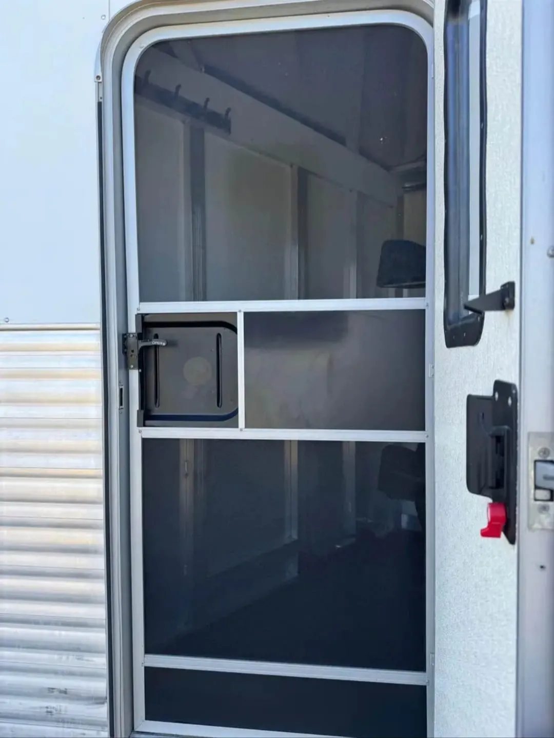 2008 Exiss Sport ES 30B 3 Horse Trailer – Slant Load – Open entry door showing the screen door and interior horse area