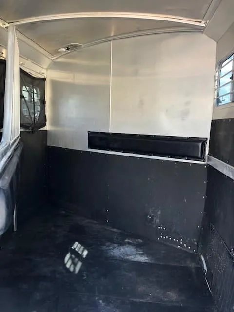 2004 4 Star 2 Horse Gooseneck Trailer – Slant Load, White – Interior horse stall area with rubber wall lining and padded chest bars