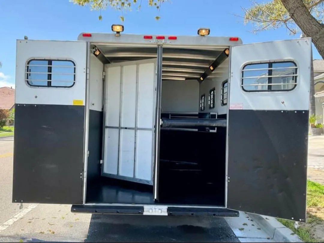1999 Sundowner 3 Horse Trailer – Removable Rear Tack – Open rear of the trailer showing internal partitions and wall configurations