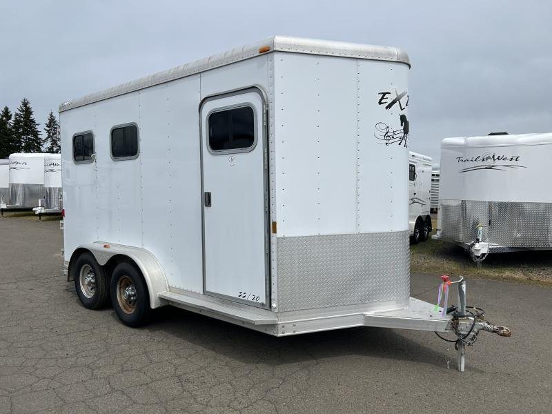 2007 Exiss SS-20 2 Horse Trailer – Collapsible Rear Tack – Front three-quarter view of the trailer showing the passenger side and hitch