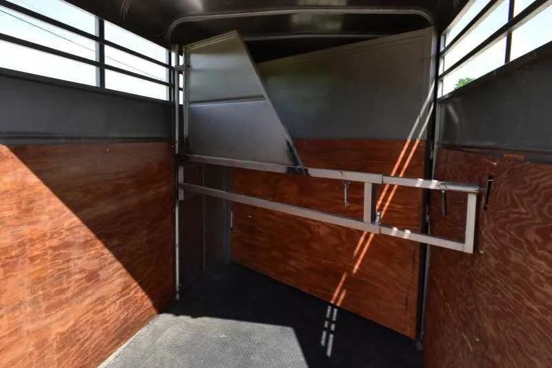 2010 Calico 2 Horse Trailer – Steel, Walk-In Dressing Room – View of the slanted divider inside the horse trailer stall area