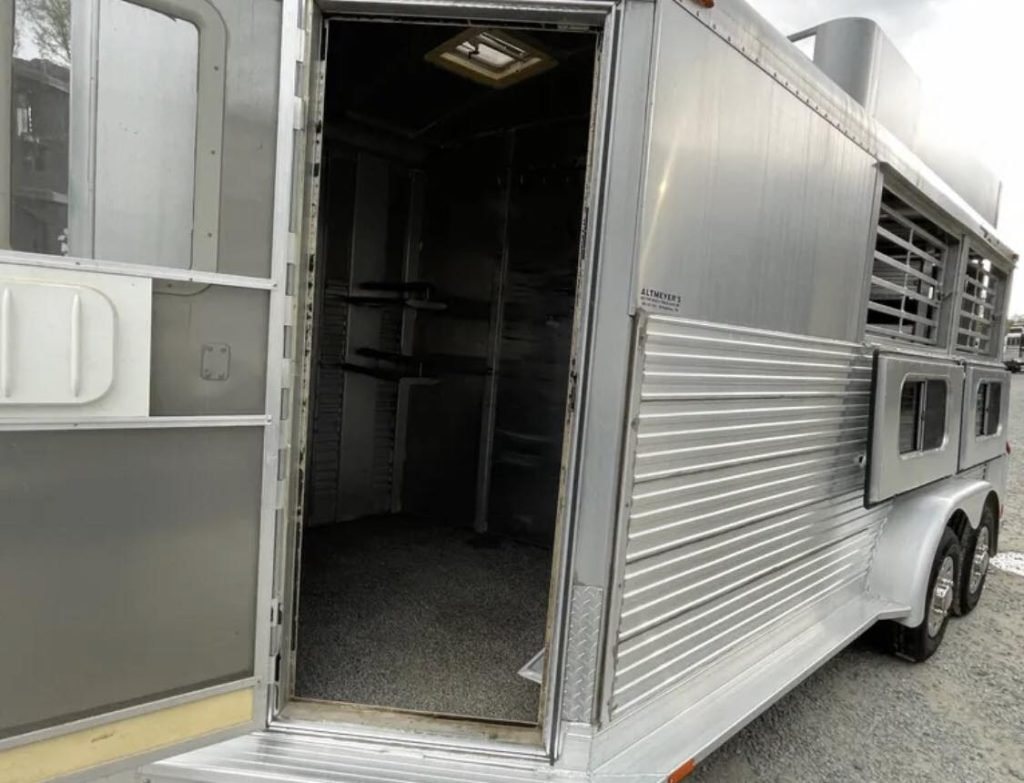 1999 4 Star 2 Horse Trailer – Reverse Slant / Stock Combo – View through the open side door into the front dressing or tack room