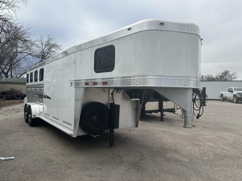 2004 Cherokee Trailers 4-Horse Gooseneck – Rear Tack – Front three-quarter view of a white gooseneck horse trailer on a gravel lot