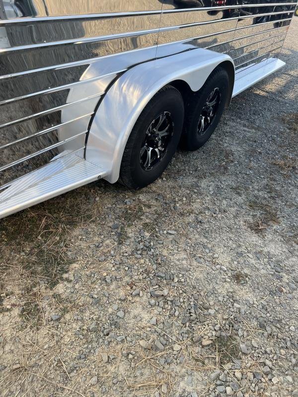 2022 Sundowner 3 Horse Gooseneck – Slant Load – Close up of the dual axles and black custom wheels on the trailer