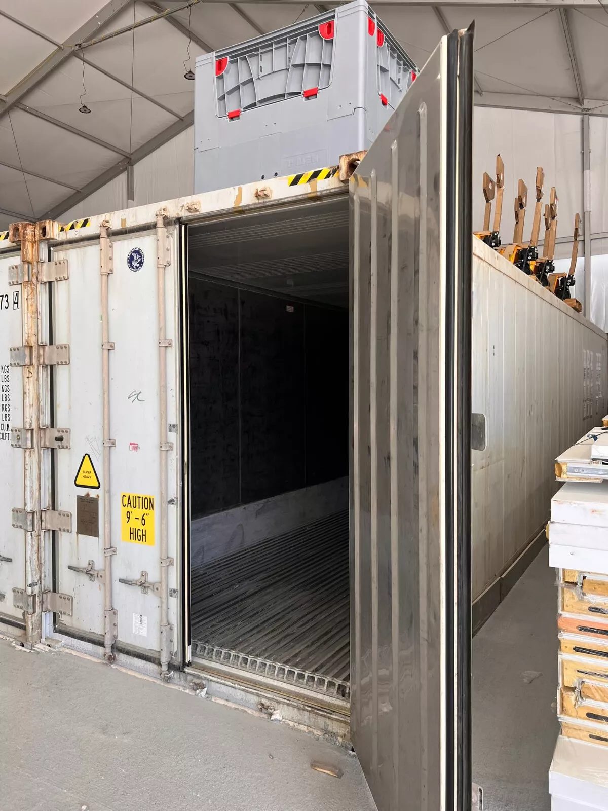 40ft High Cube Reefer Container – Carrier PrimeLINE – Refrigerated container with one cargo door open inside warehouse