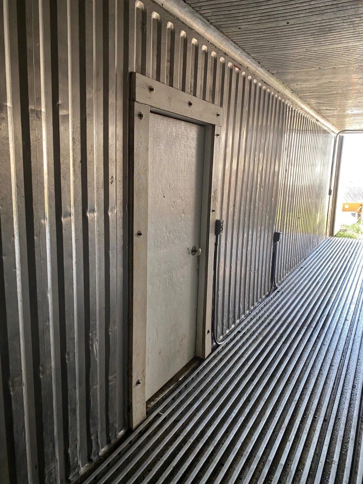 40ft Used Refrigerated Shipping Container – Custom Side Door – empty refrigerated container interior with closed side access door (5)