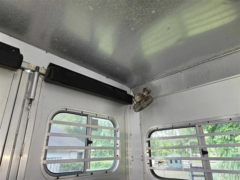 2000 C&C 2 Horse Gooseneck Trailer – Aluminum, Dressing Room – Upper corner of horse stall showing window bars and a mounted cooling fan