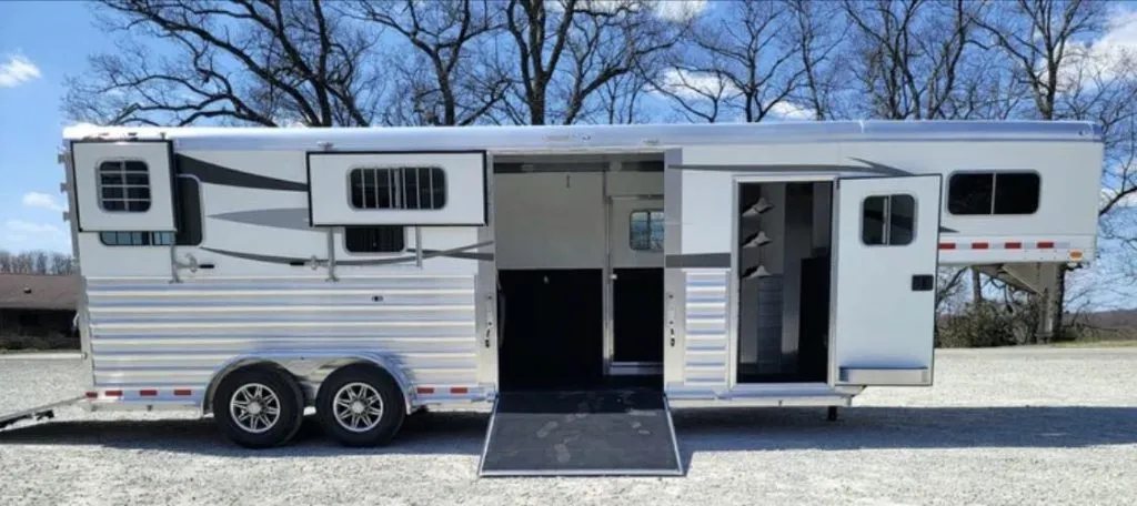 2023 4 Star 23 ft Horse Trailer – 2+1 Gooseneck – Side view with the central ramp lowered and side doors open