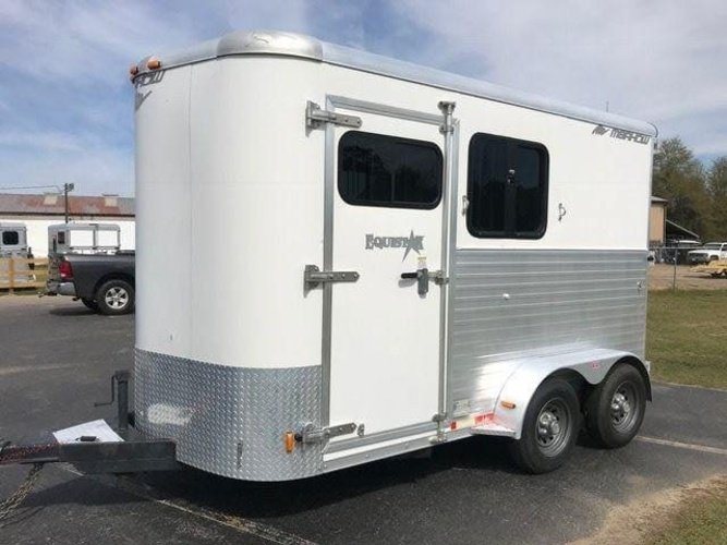 2010 Merhow 2 Horse Slant Trailer – Insulated Roof, Escape Door – Three-quarter exterior view of a white two-horse slant trailer with corrugated side panels