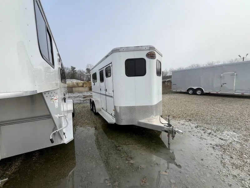 2019 Sundowner Charter 2 Horse Trailer – Warmblood Size – Side profile and hitch view of the white horse trailer on a rainy lot
