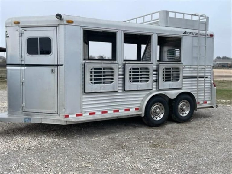 1999 Elite Custom 3 Horse Trailer – Rotating Saddle Rack – Three-quarter exterior view of the side and front of the aluminum horse trailer