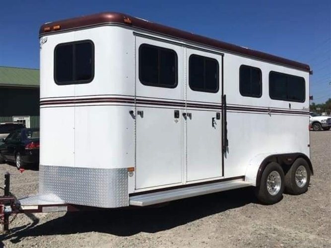 2007 Hawk 2 Horse Bumper Pull Trailer – Side Ramp – A three-quarter exterior view of a white horse trailer with maroon trim and diamond plate